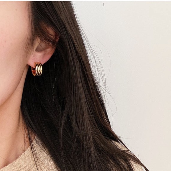 14k Chunky Small Gold Huggie Hoop Earrings - Picture 3 of 7